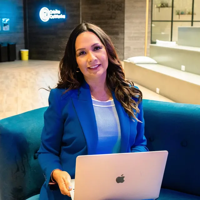 Vero Reyna trabajando en su laptop