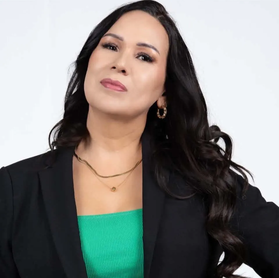 Retrato de Vero Reyna con blazer negro